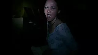 Ông già đập không rõ trong xe, trong khi vợ ông ngủ trên tiếp theo chỗ ngồi clip sex k che