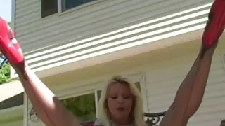 Nga với bộ ngực mềm mại đã không ngần ngại để hút và protaranitsja trên một phi set khong che dương vật,