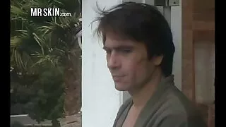 Da đen với hai bàn tay, ngón xnx không che tay, một người đàn ông hói thành viên và sau đó mái với anh ta vào giường