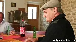 Hai kền kền trong vinyl trang phục tàn nhẫn trêu một anh chàng, đánh phim sex xuất tinh không che bại của họ roi để máu