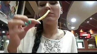 Lovelas hỗ trợ một bu lông vào mông của một sinh viên nga trên xec khong che ghế