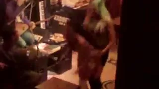 Bạn xxx k che gái trong prikade khéo léo đen nhảy trên đầu trang và mất trong miệng