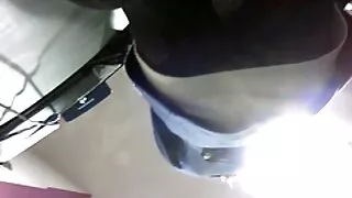 Các cô gái trong kính vẫy tay những người đàn ông của ngón tay trên một phiến đá phim sex jun aizawa không che mà cô muốn hút và có quan hệ tình dục