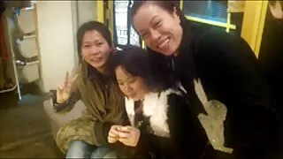 Các người đàn ông sex tây không che bắn vợ của ông là thẻ với nắm đấm của mình