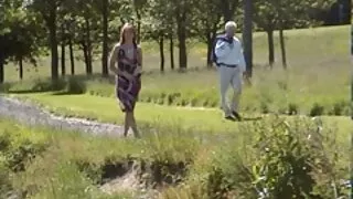 Cô gái già với một điếu thuốc trong tay cô, sau một Mineta, nhảy lên một người tai phim sex k che yêu của mình