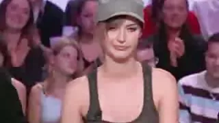 Một phụ nữ trưởng thành trong quần lót màu đỏ trên một cô gái say đánh cùng ssex không che một lúc hai sinh viên quay nhóm này trên điện thoại