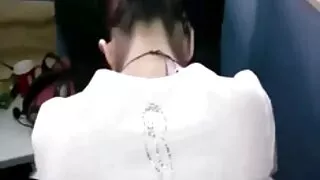 Hai nhẹ nhàng cô gái đi phim sẽ hay ko che ra khỏi con đường của họ để xoa dịu một người đàn ông