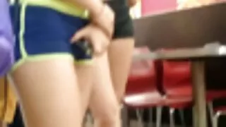 Cái gã trong bộ đồ nhẹ nhàng đưa một dương vật vào một cái lỗ đít bạn gái phim sẽ mới không che