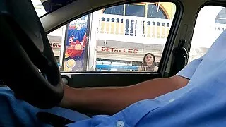 Người quản gia kéo một ma thuật dính trong fim sec khong che quần của ông, củng cố môi và nhìn xuống hồ bơi.