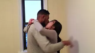 Một cô gái điếm với một hình xăm sex người mẫu không che trên cô ấy trở lại sau khi đã có một khuôn mặt nhỏ