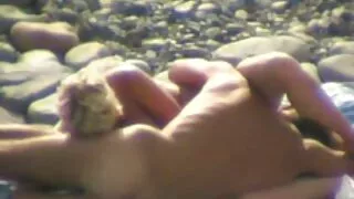 Phụ nữ da đen với cạo lông cho mình một phim sex may bay ba gia khong che người đàn ông với một bộ tóc giả màu trắng trên đầu của mình