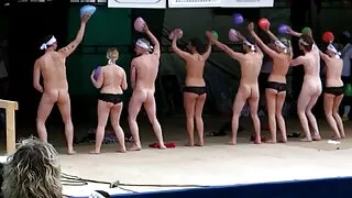 Một cô gái trẻ lớn ở phía trước của những máy ảnh đánh với phim sext không che các đối tác