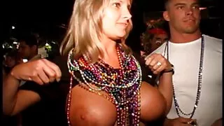 Cô gái yui hatano không che tóc vàng với đàn hồi ngực cho các quý ông, trên ghế