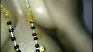 Cô gái trong vớ với ren cao su-xong trong tư thế của một tay đua, đánh một gái xinh thủ dâm không che người đàn ông gần cửa sổ, với một cái nhìn toàn cảnh