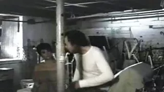 Người đàn ông với lông bụng phim sex trẻ em không che và súng ngắn dương vật trong Kitty cô dâu