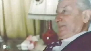 Hai bạn gái đẹp hôn vui mừng nhau ở jav che phía trước của Cam