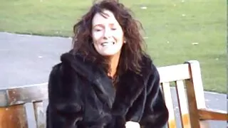 Một chàng trai trẻ quản lý để xec không tre vít một phụ nữ sống cạnh cửa